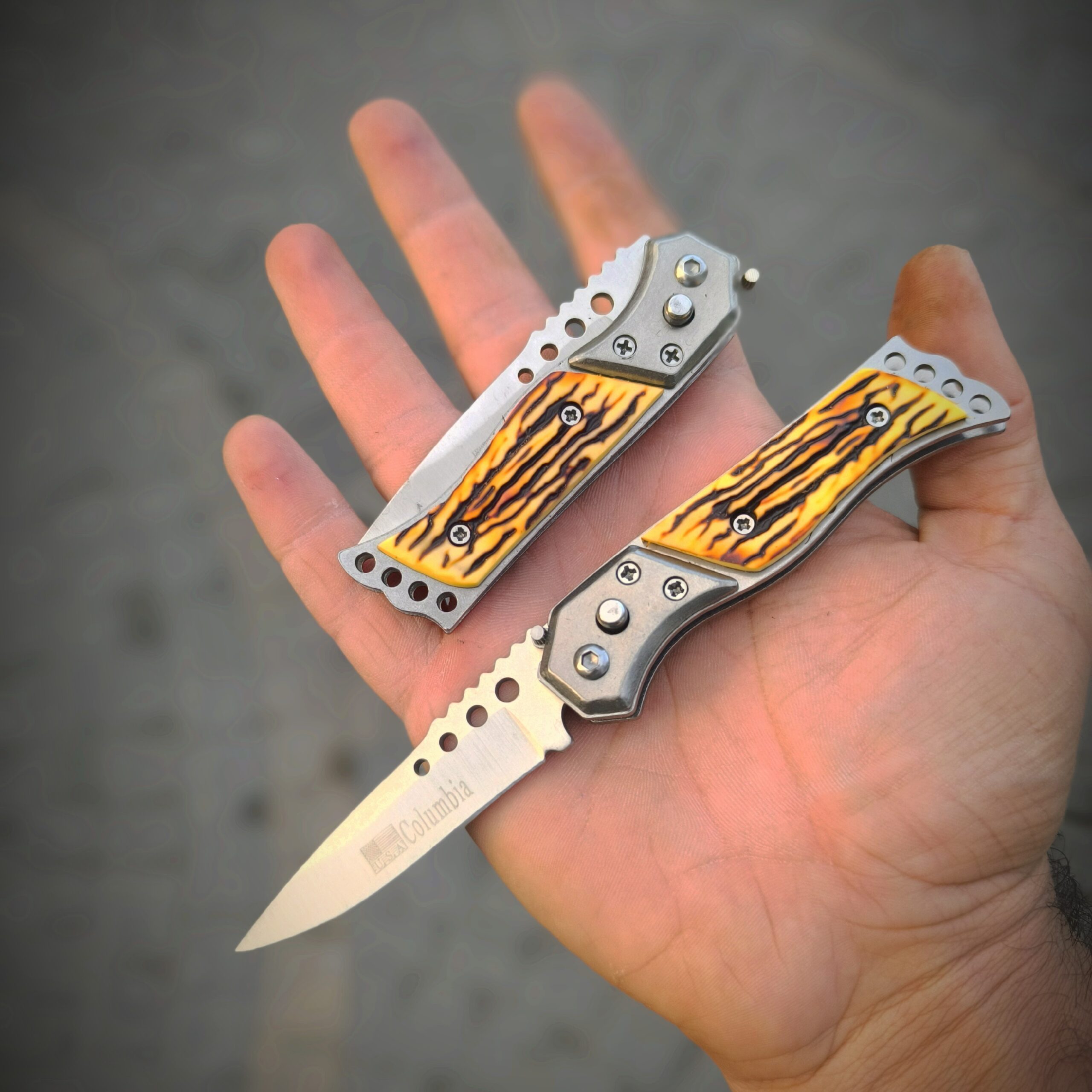 چاقوی فشاری که در دستانش قرار گرفت